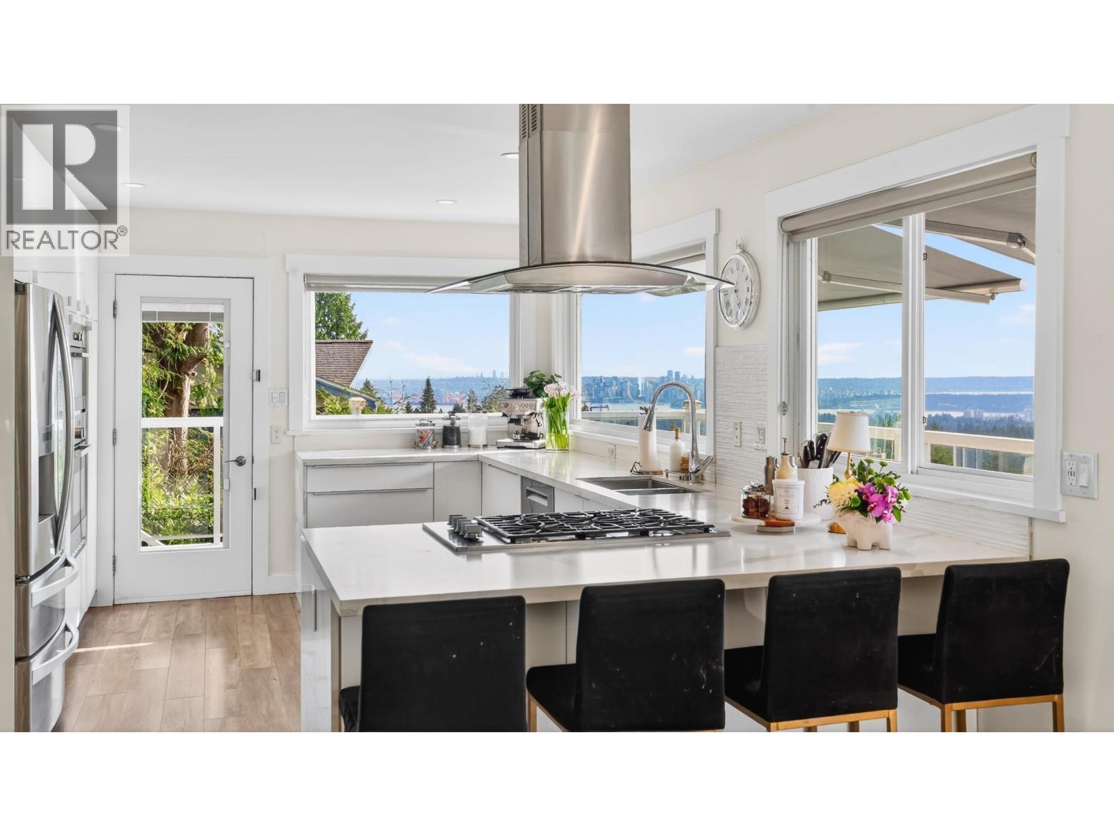 668 Alpine Court, North Vancouver, British Columbia  V7R 2L8 - Photo 2 - R3117061