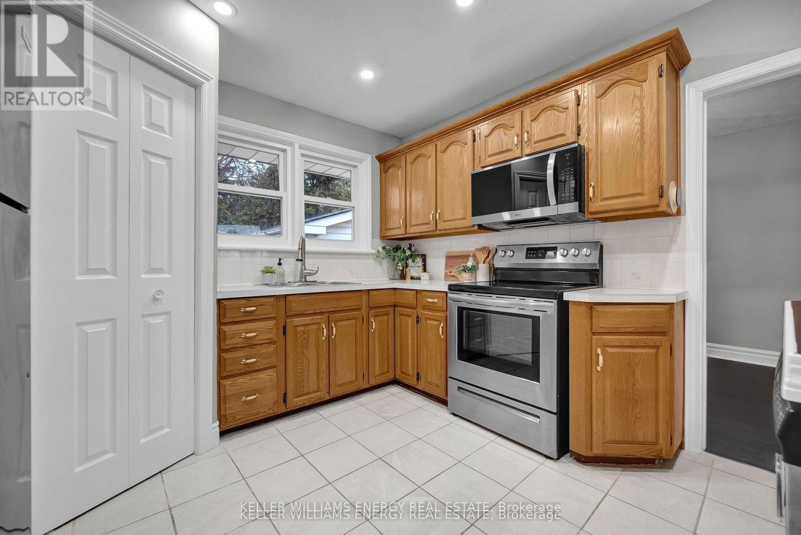 372 Garden Court, Oshawa, Ontario  L1J 3E4 - Photo 13 - E12990160