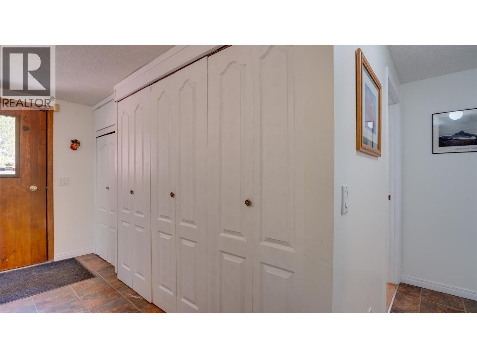 5677 Brentwood Road, Vernon, British Columbia  V1B 3K1 - Photo 9 - 10384654