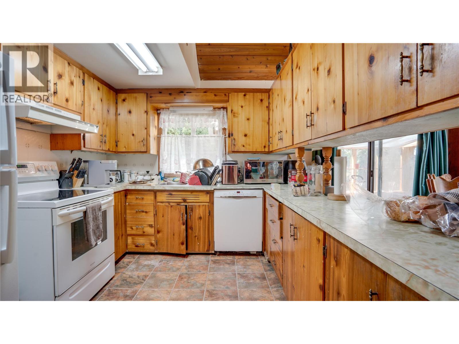 5677 Brentwood Road, Vernon, British Columbia  V1B 3K1 - Photo 7 - 10384654
