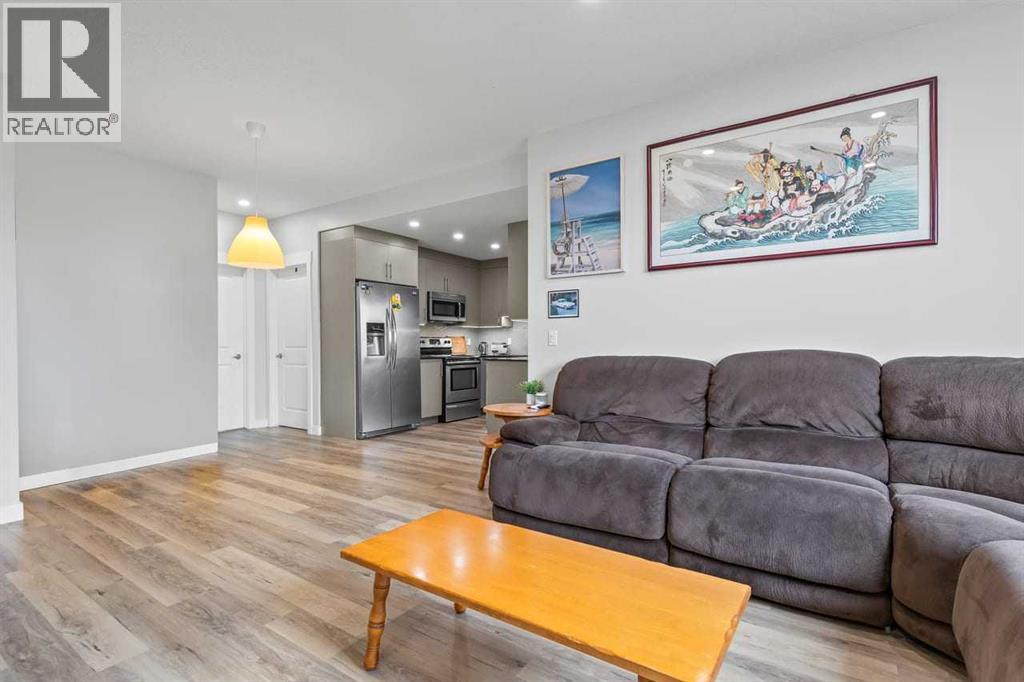 5, 35 West Coach Manor Sw, Calgary, Alberta  T3H 1R7 - Photo 3 - A2305759