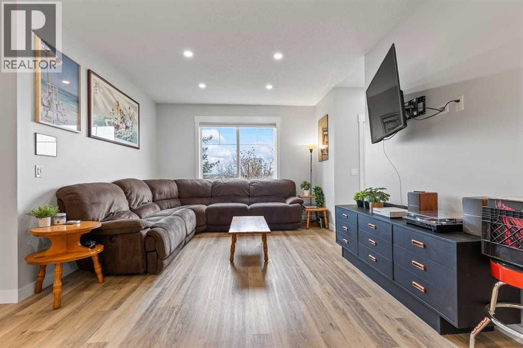 5, 35 West Coach Manor Sw, Calgary, Alberta  T3H 1R7 - Photo 4 - A2305759