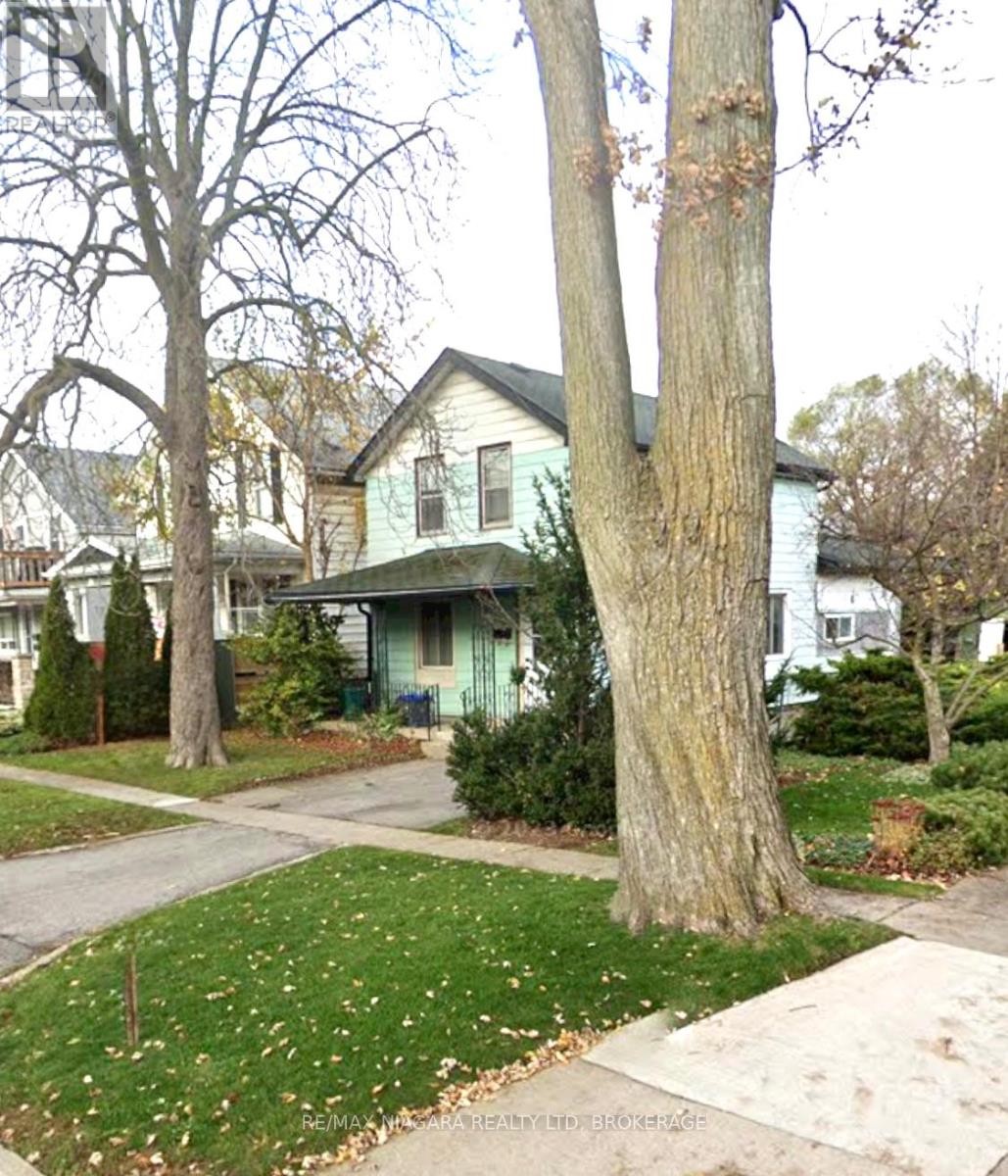 28 Regent Street, Thorold, Ontario  L2V 1T3 - Photo 2 - X13055906