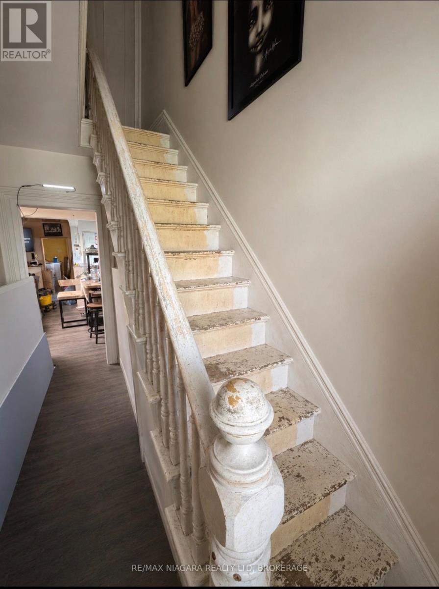 28 Regent Street, Thorold, Ontario  L2V 1T3 - Photo 3 - X13055906