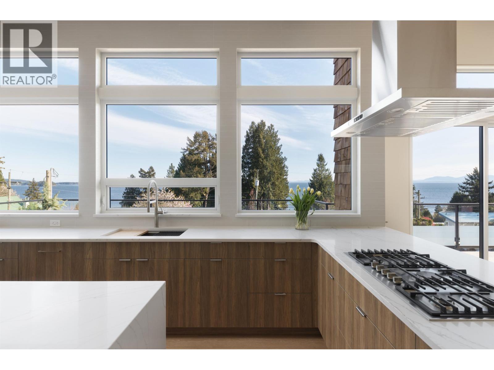 980 Gower Point Road, Gibsons, British Columbia  V0N 1V3 - Photo 3 - R3117142