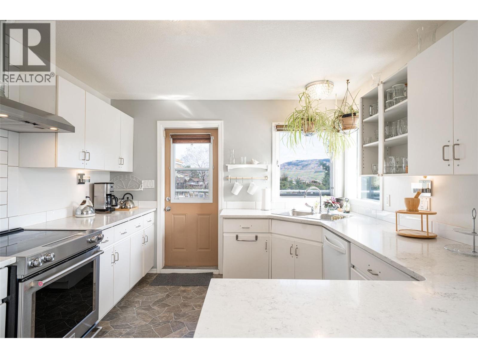 6815 Cameo Drive N, Vernon, British Columbia  V1H 1N9 - Photo 3 - 10382080