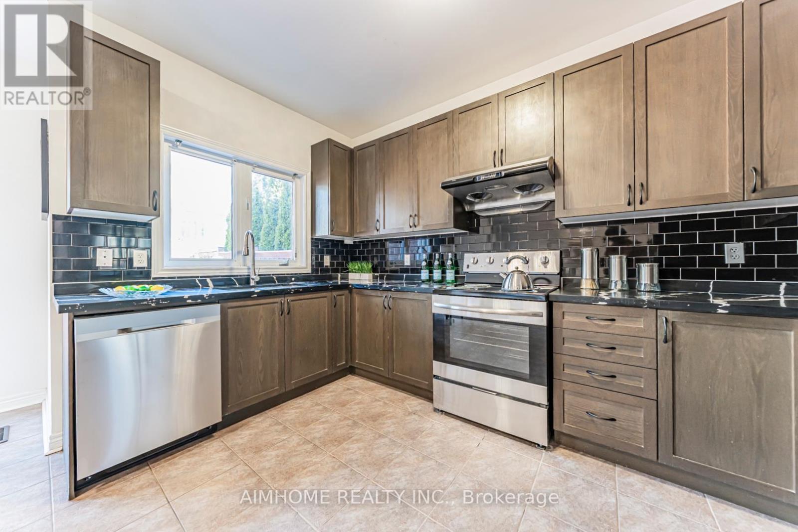 223 Emma Broadbent Court, Newmarket (Woodland Hill), Ontario  L3X 3K8 - Photo 25 - N13055942