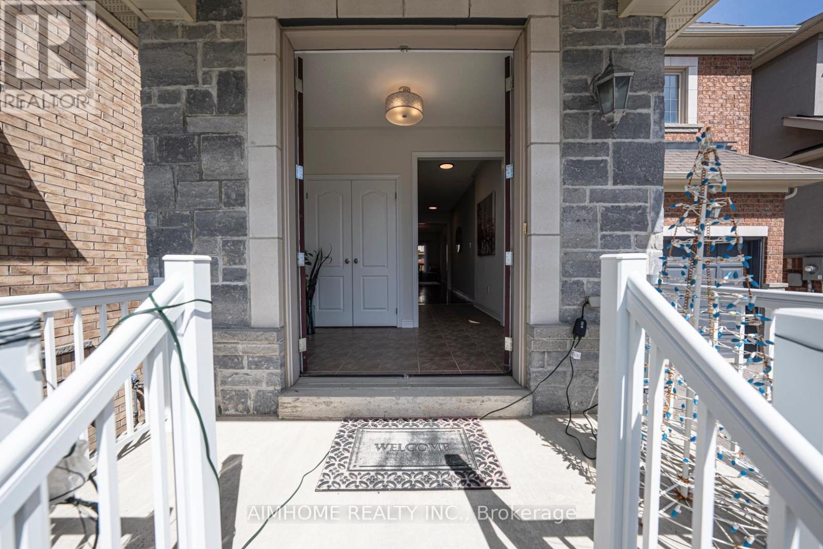 223 Emma Broadbent Court, Newmarket (Woodland Hill), Ontario  L3X 3K8 - Photo 3 - N13055942