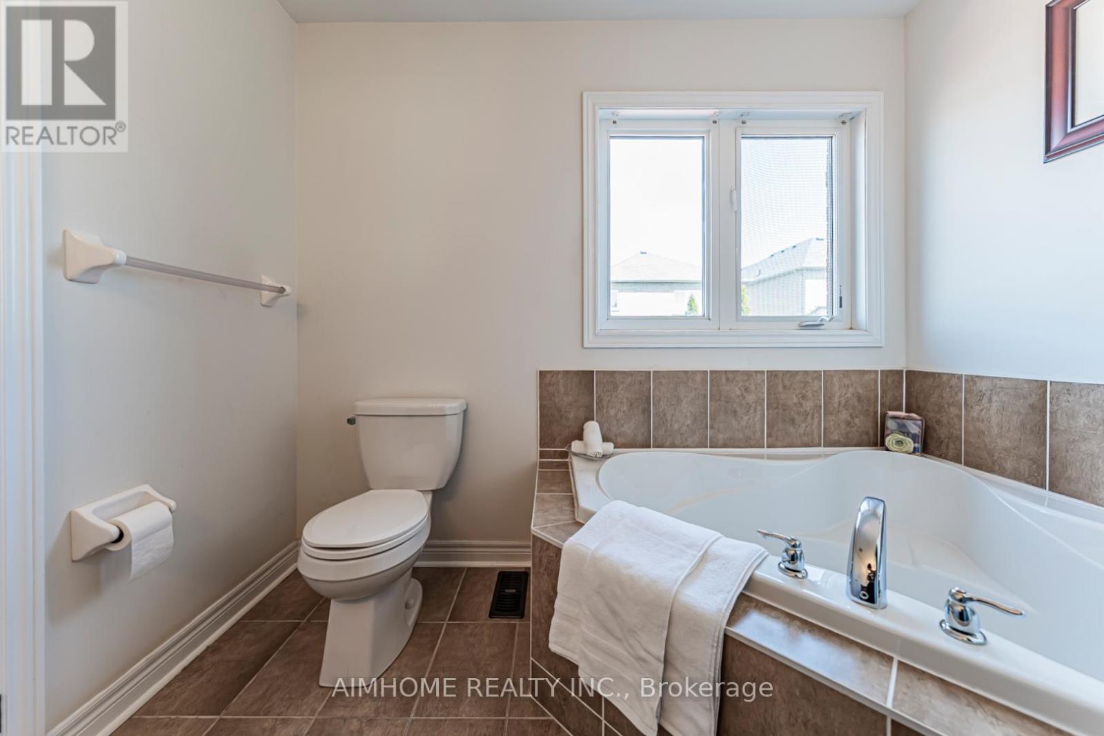 223 Emma Broadbent Court, Newmarket (Woodland Hill), Ontario  L3X 3K8 - Photo 34 - N13055942