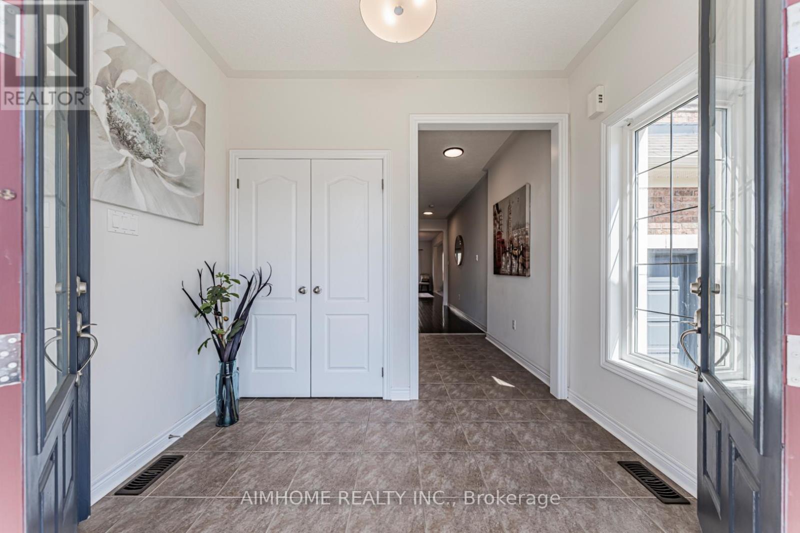 223 Emma Broadbent Court, Newmarket (Woodland Hill), Ontario  L3X 3K8 - Photo 4 - N13055942