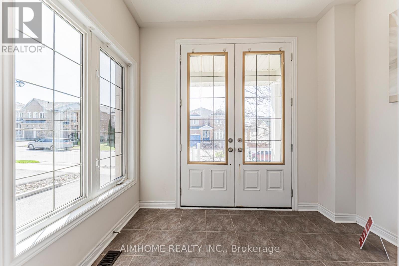 223 Emma Broadbent Court, Newmarket (Woodland Hill), Ontario  L3X 3K8 - Photo 5 - N13055942