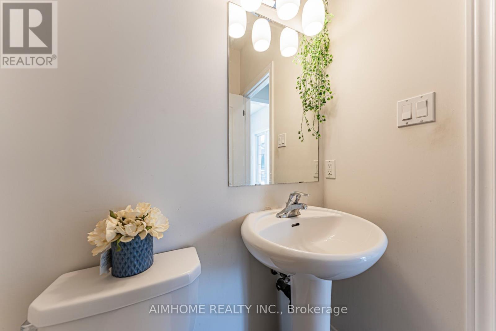 223 Emma Broadbent Court, Newmarket (Woodland Hill), Ontario  L3X 3K8 - Photo 9 - N13055942