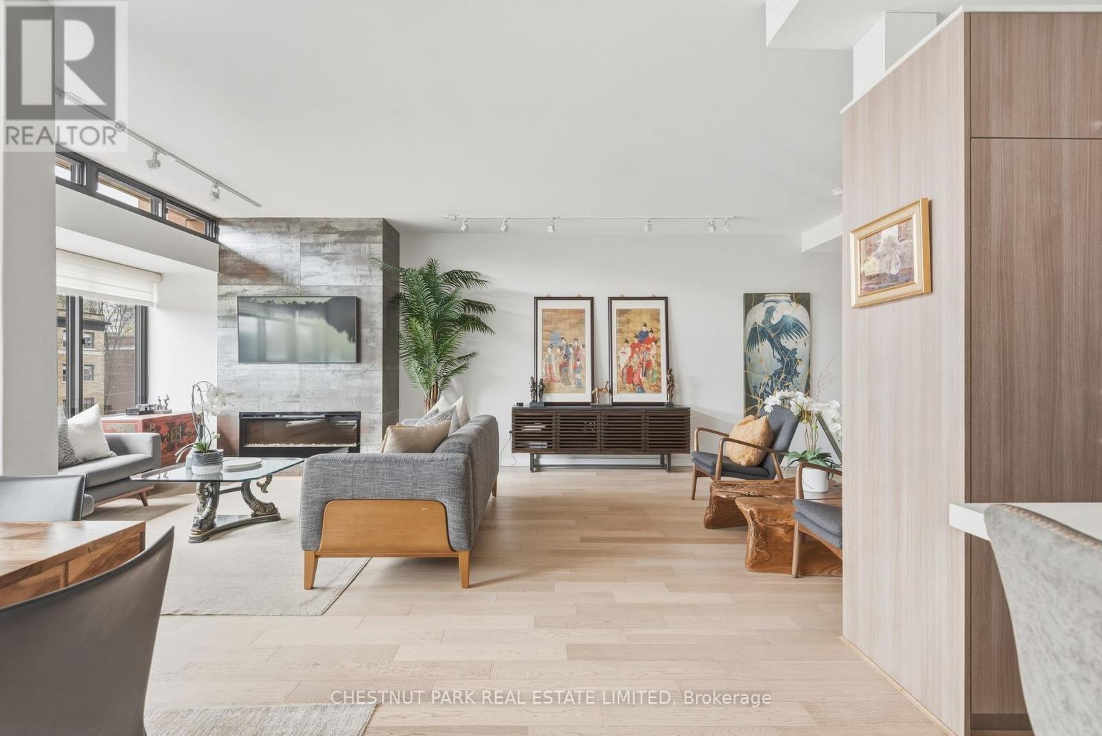 <div class="slider-price">$1,579,000</div><p>318 - 40 Oaklands Avenue, Toronto, Ontario</p>