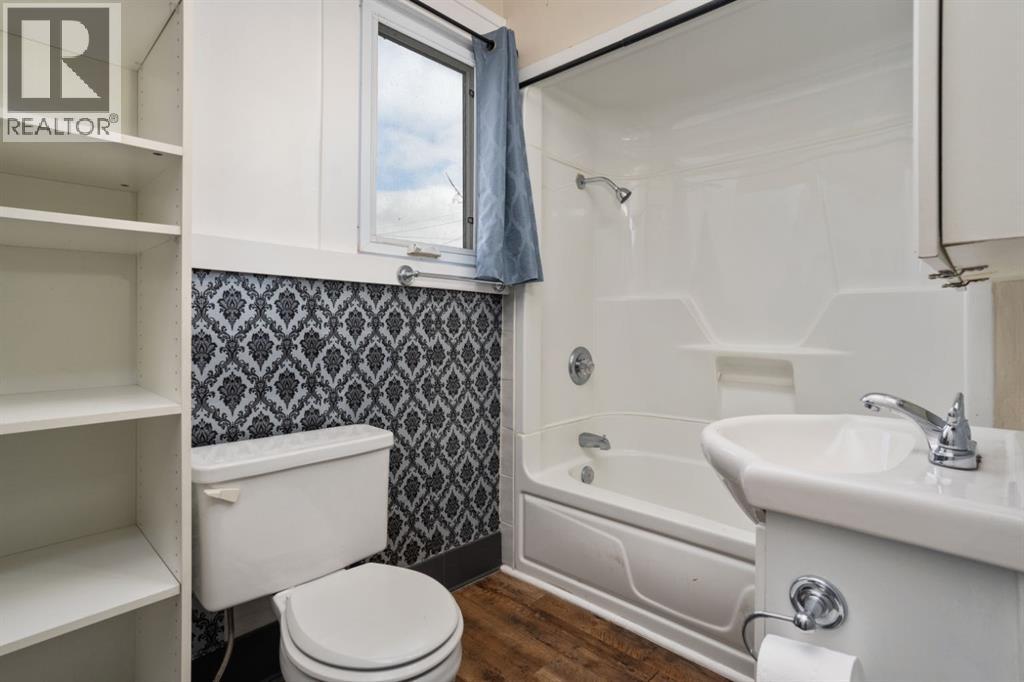 5015 52a Street, Camrose, Alberta  T4V 3Y7 - Photo 8 - A2305313