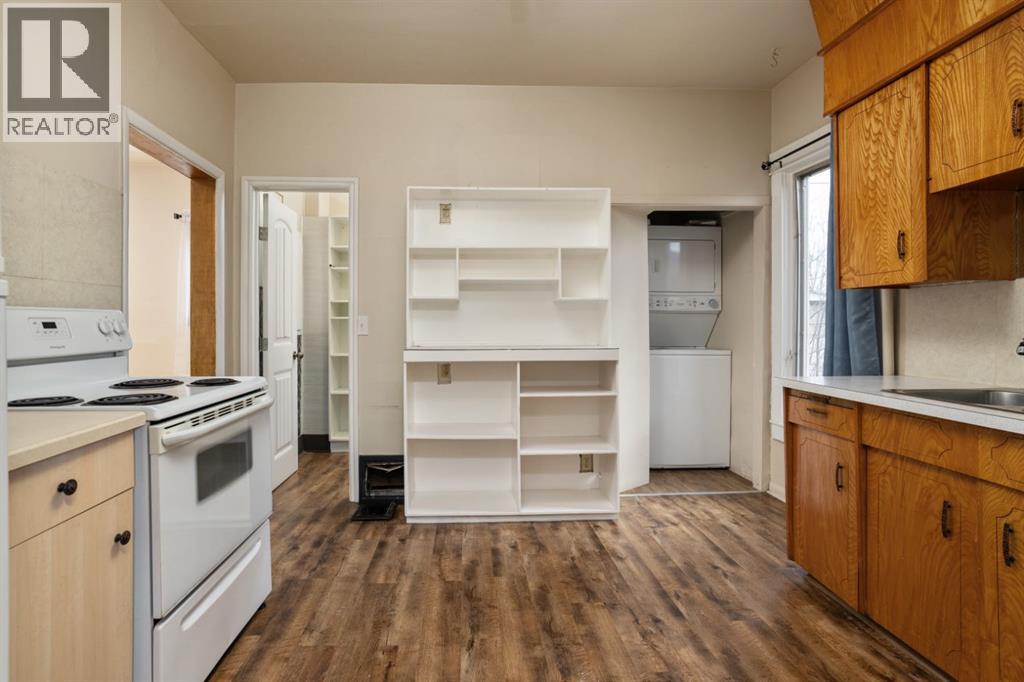 5015 52a Street, Camrose, Alberta  T4V 3Y7 - Photo 5 - A2305313