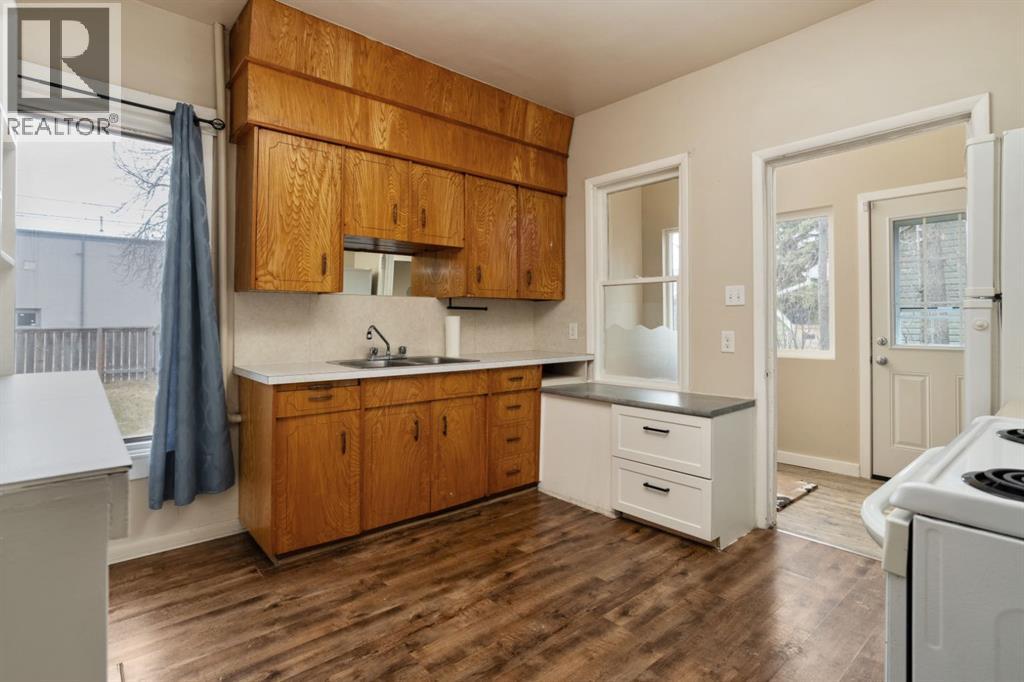 5015 52a Street, Camrose, Alberta  T4V 3Y7 - Photo 6 - A2305313