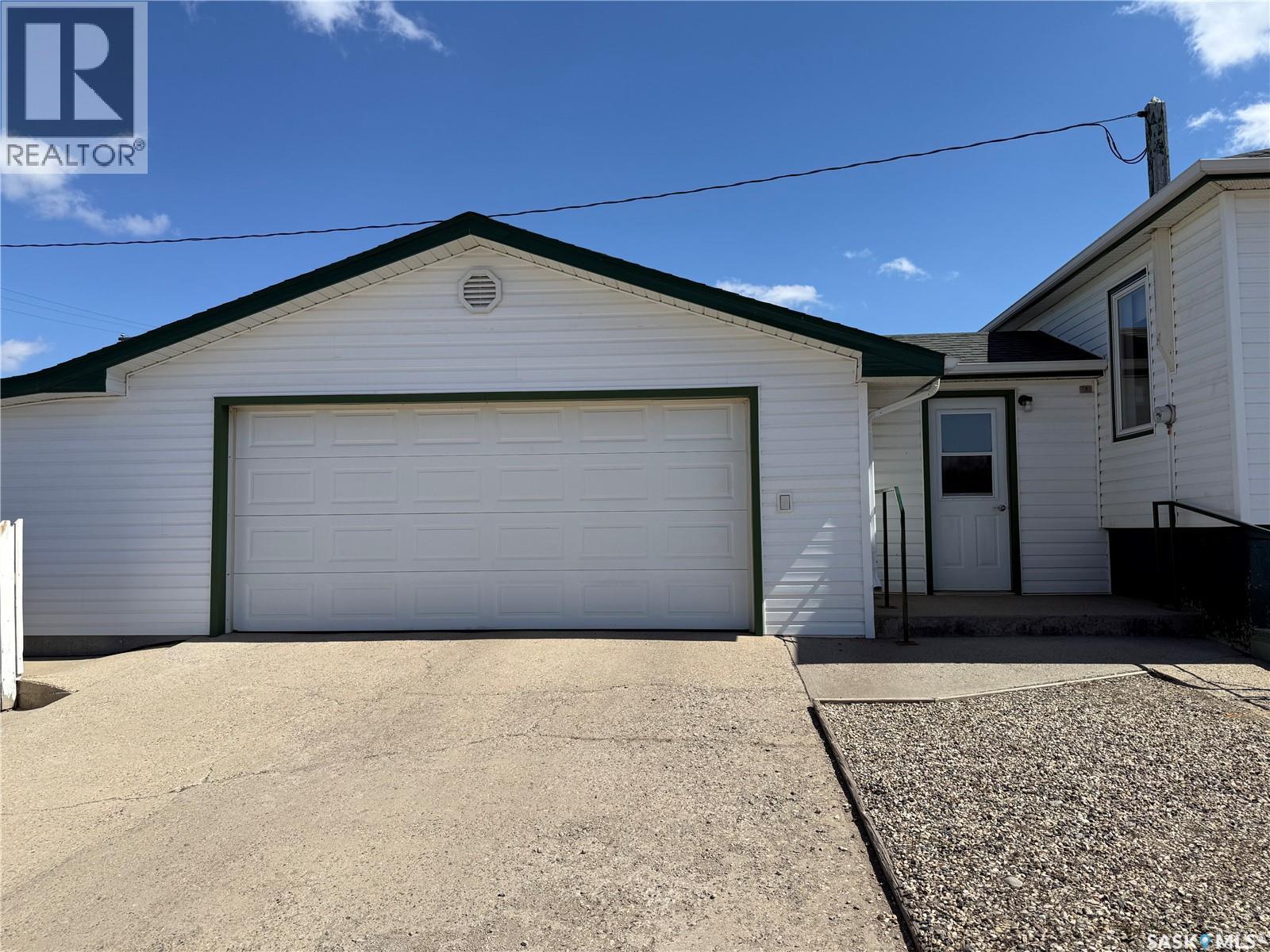 737 Third Street, Estevan, Saskatchewan  S4A 0P7 - Photo 2 - SK034240