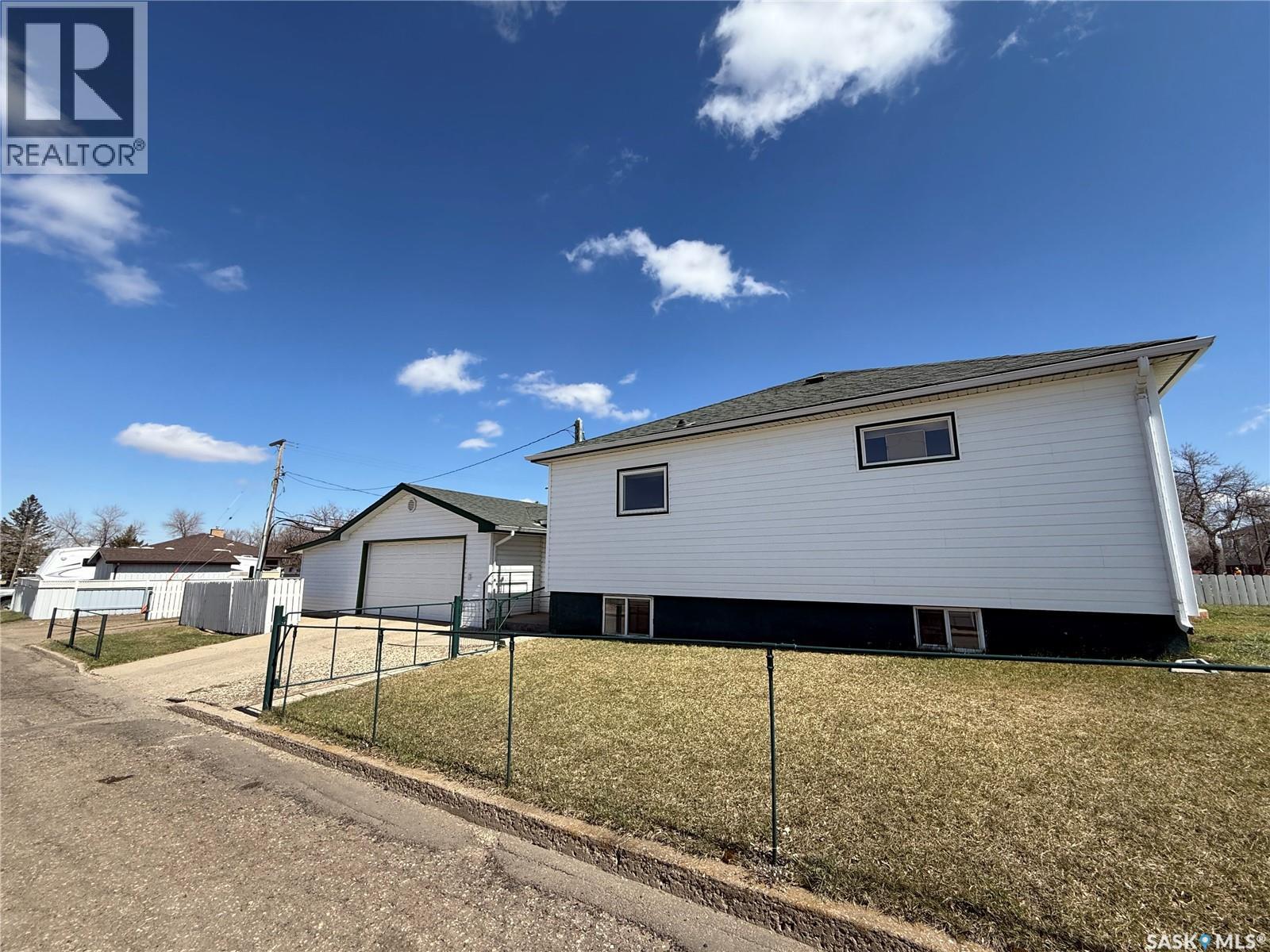 737 Third Street, Estevan, Saskatchewan  S4A 0P7 - Photo 3 - SK034240