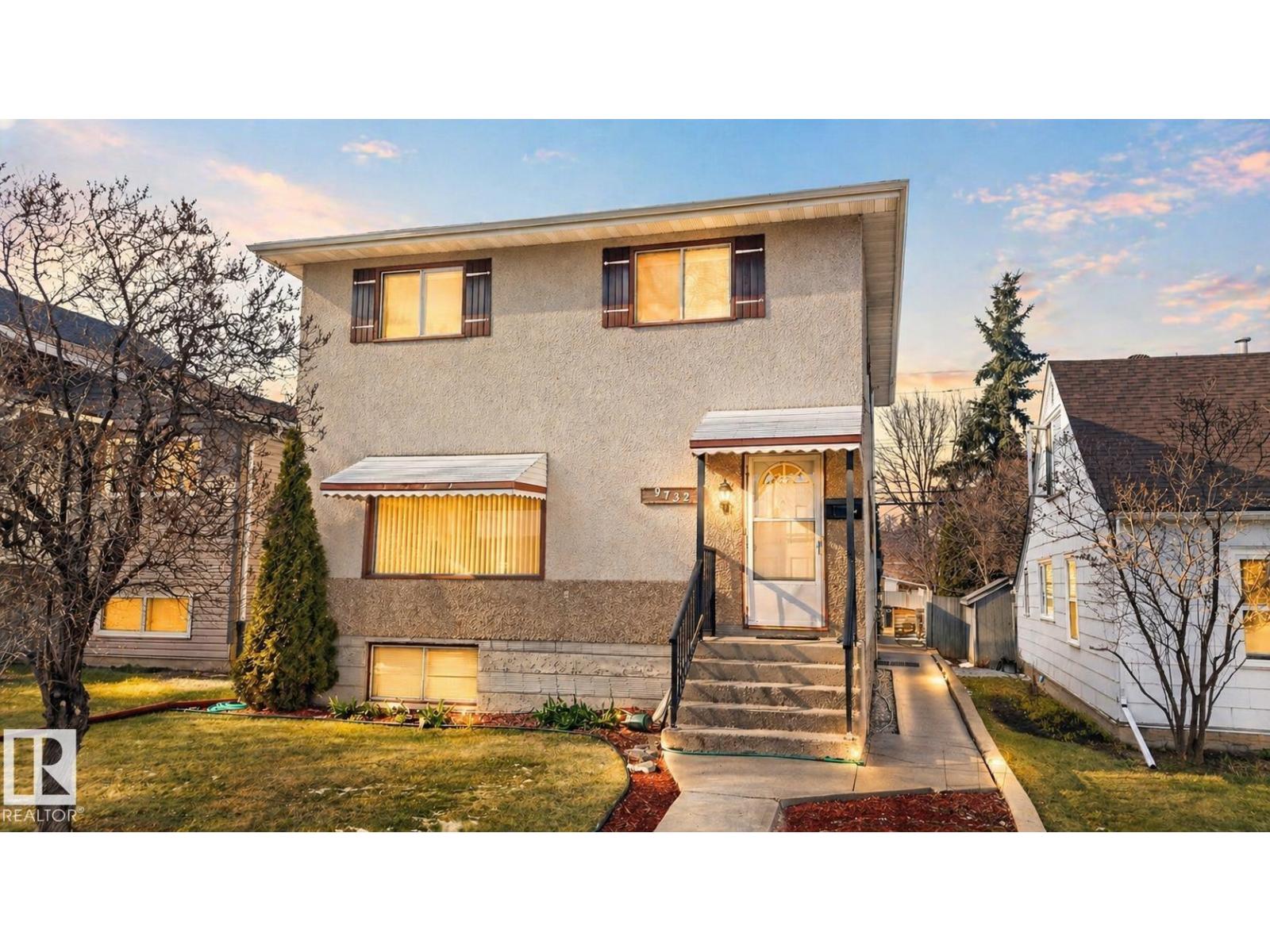 9732 75 AV NW, edmonton, Alberta