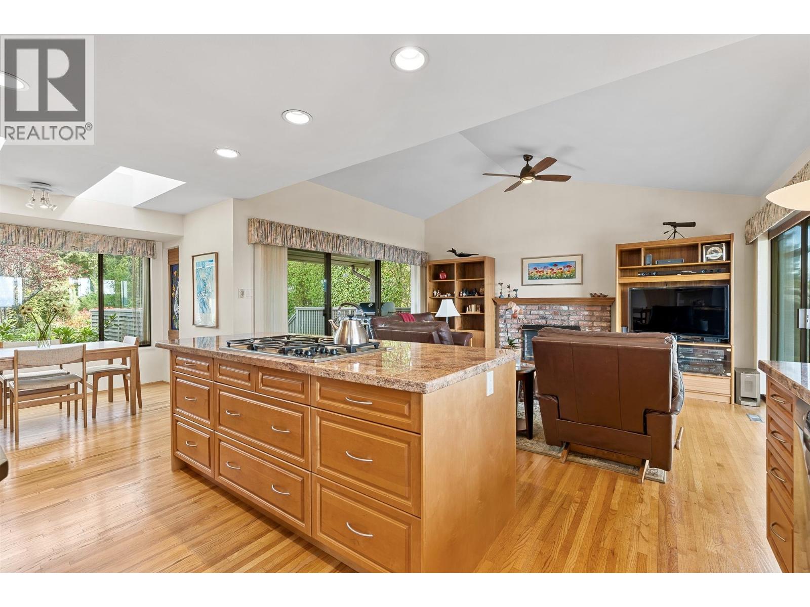 4724 Woodburn Court, West Vancouver, British Columbia  V7S 3B3 - Photo 9 - R3117184