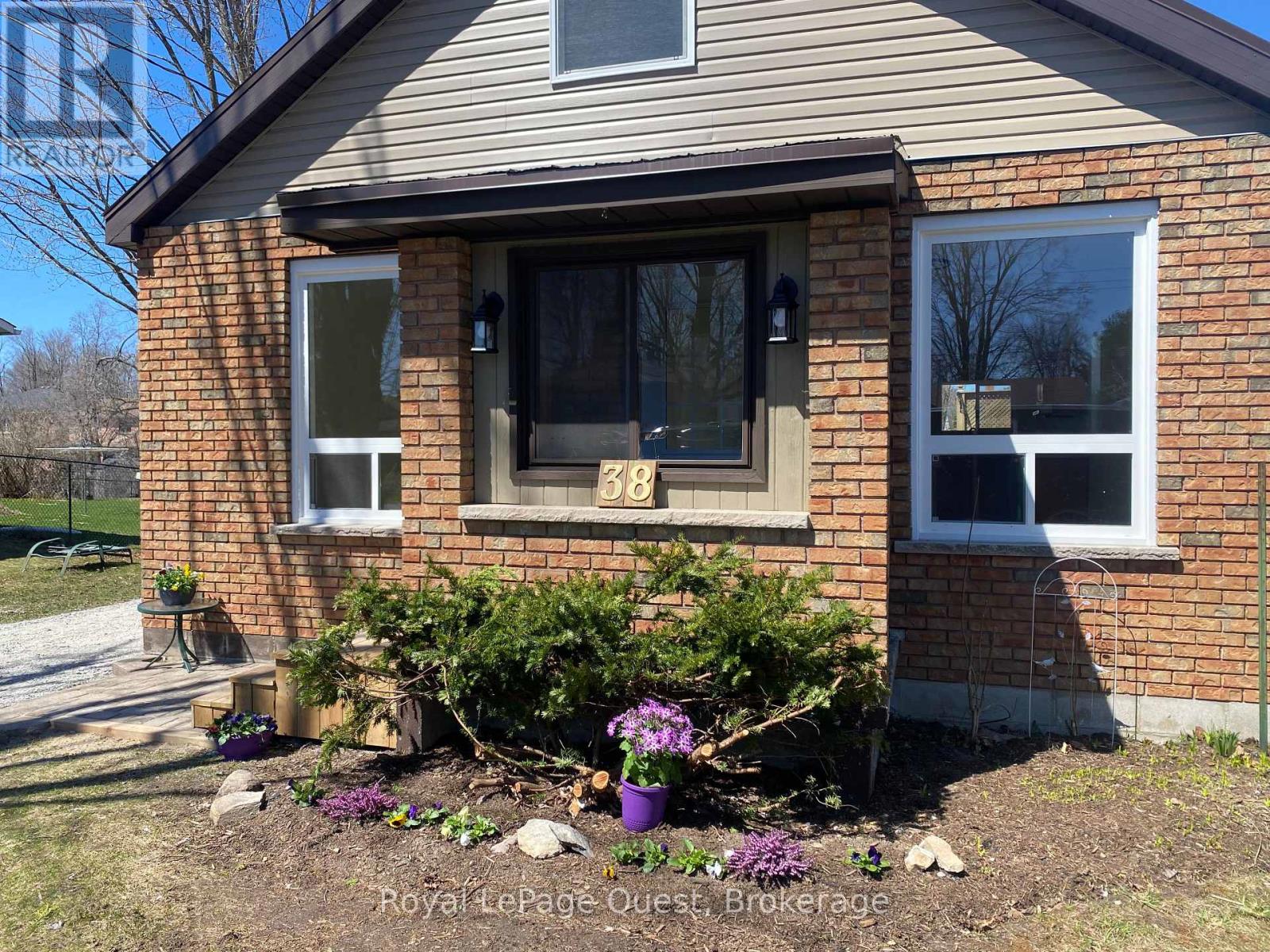 38 Adair Street, Orillia, Ontario  L3V 2X2 - Photo 2 - S13056062