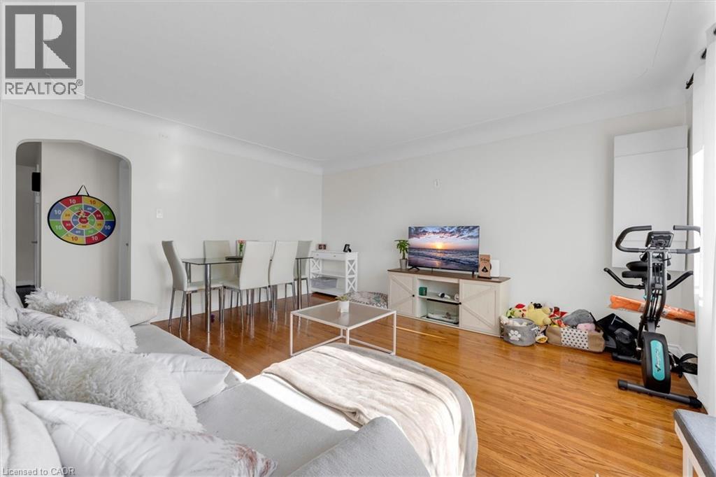 406 East 43rd Street, Hamilton, Ontario  L8T 3E3 - Photo 3 - 40824324