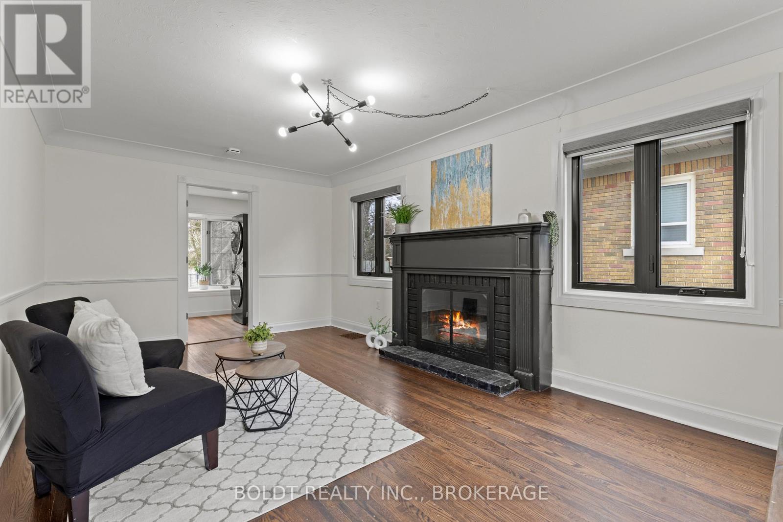 322 Queenston Street, St. Catharines, Ontario  L2P 2X7 - Photo 6 - X12973244