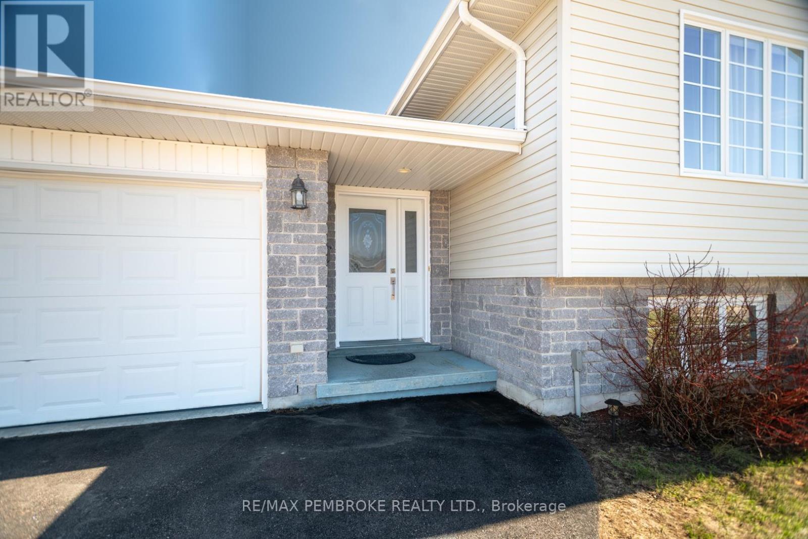 50 Spruce Street, Petawawa, Ontario  K8H 3S4 - Photo 2 - X13056082