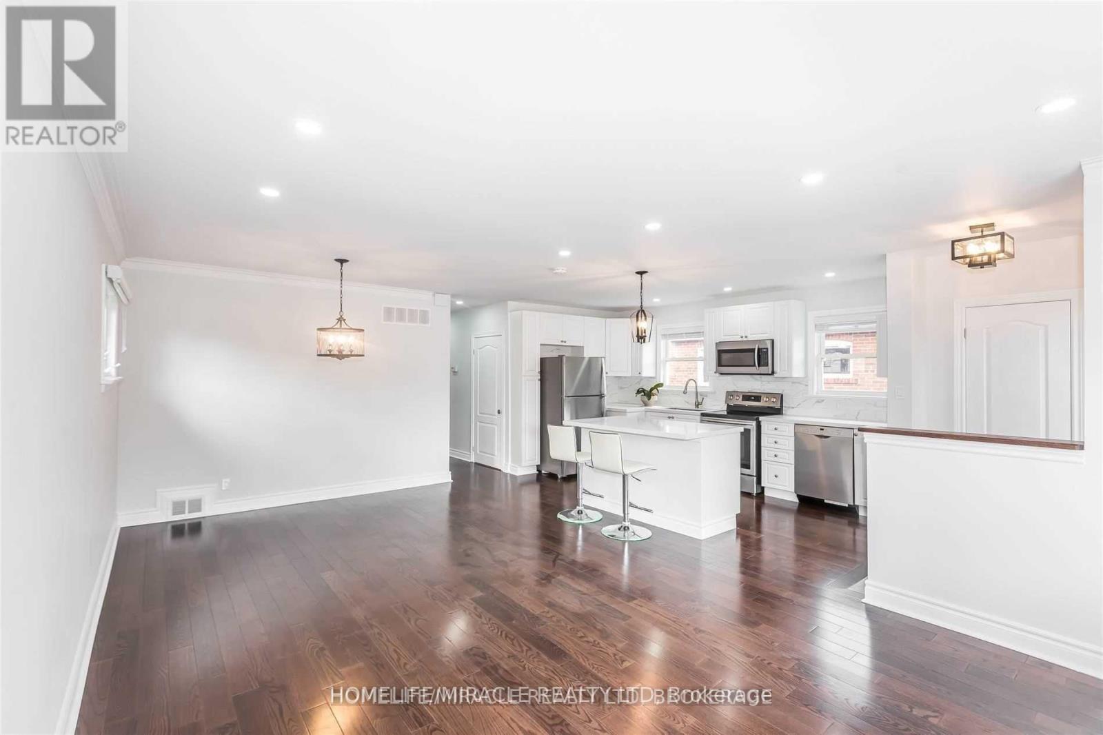 6 Kells Avenue, Toronto, Ontario  M1K 4W5 - Photo 3 - E13055996