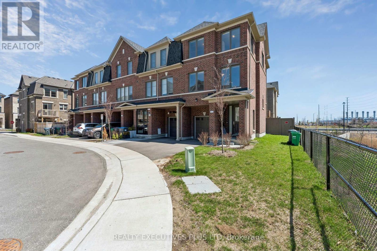 12 Vestry Way, Brampton, Ontario  L6P 4N8 - Photo 2 - W13056066