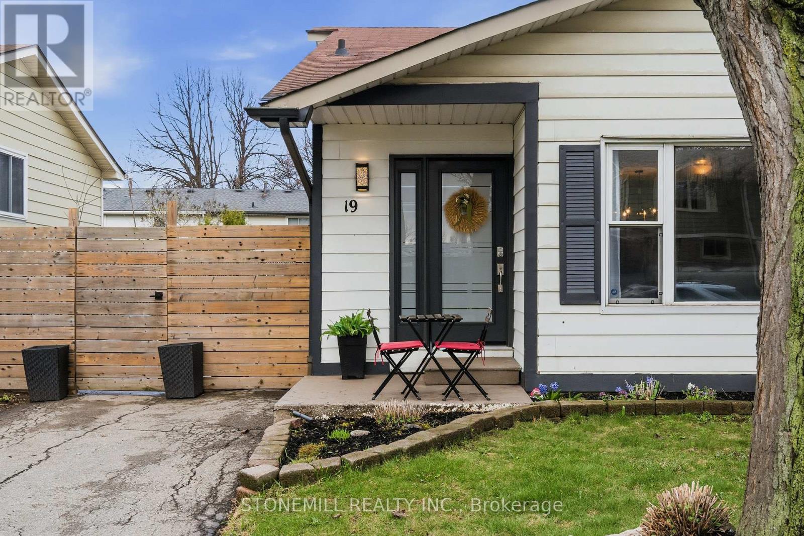 19 Golden Orchard Drive, Hamilton, Ontario  L9C 6J2 - Photo 2 - X13056058