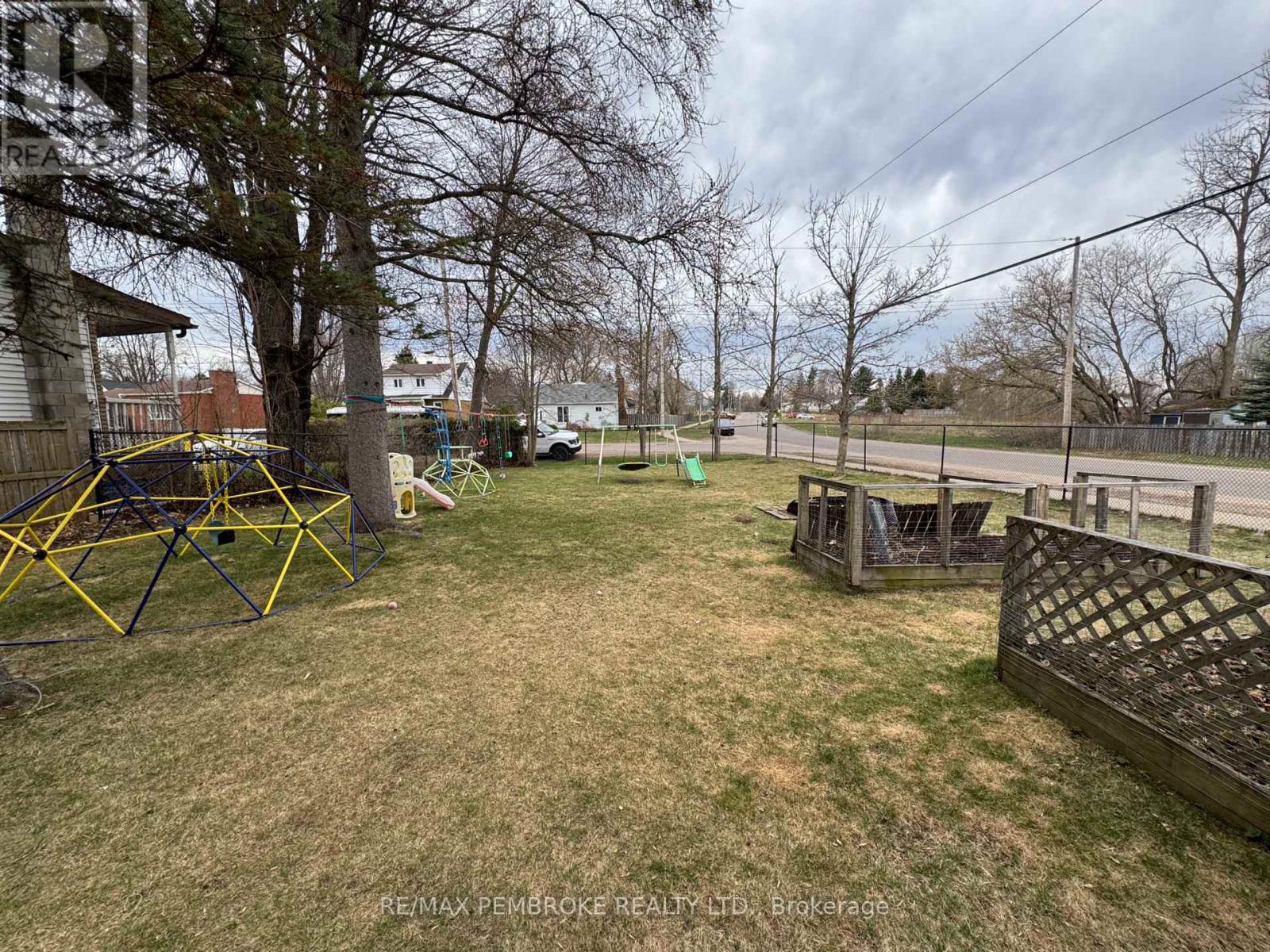 231 Douglas Street, Pembroke, Ontario  K8A 5L4 - Photo 17 - X13056124