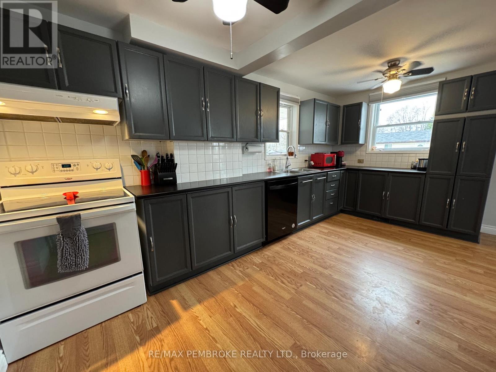 231 Douglas Street, Pembroke, Ontario  K8A 5L4 - Photo 3 - X13056124