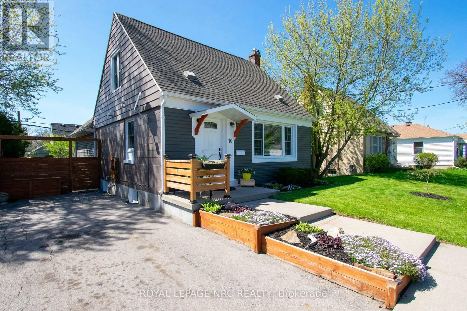 10 Blain Place N, St. Catharines, Ontario  L2P 2R5 - Photo 2 - X13056126