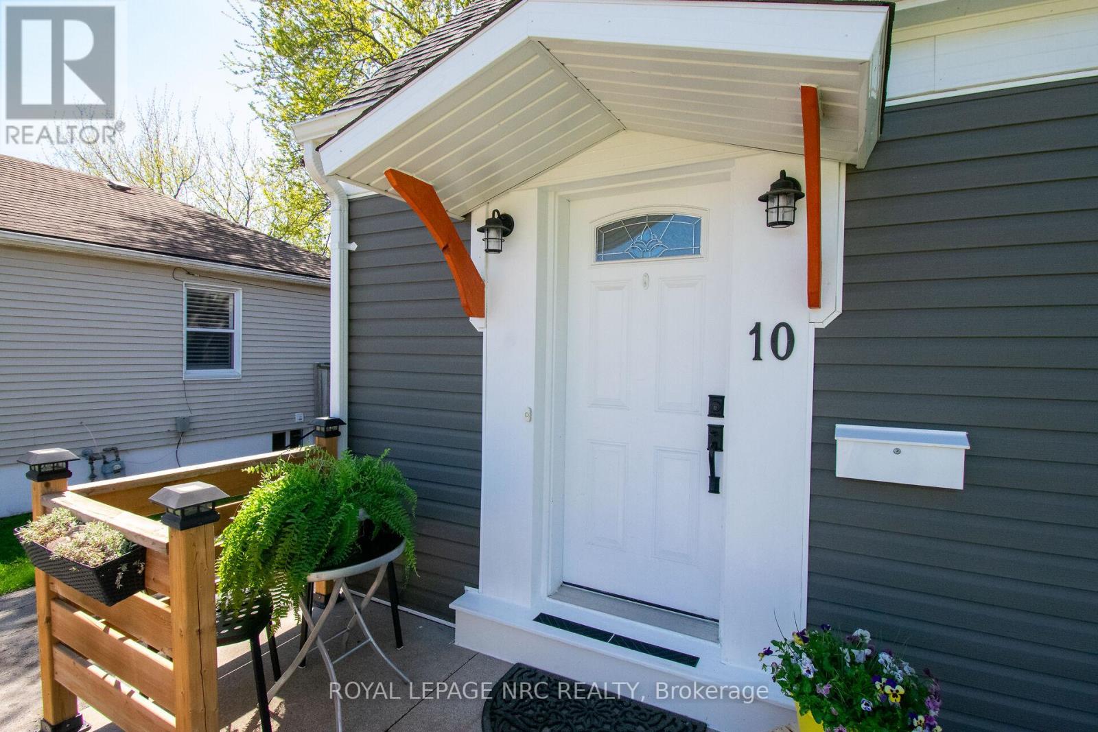 10 Blain Place N, St. Catharines, Ontario  L2P 2R5 - Photo 3 - X13056126