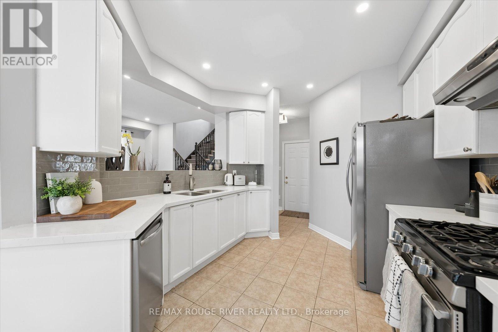 9 Dunstable Drive, Whitby, Ontario  L1M 2L8 - Photo 10 - E13056260
