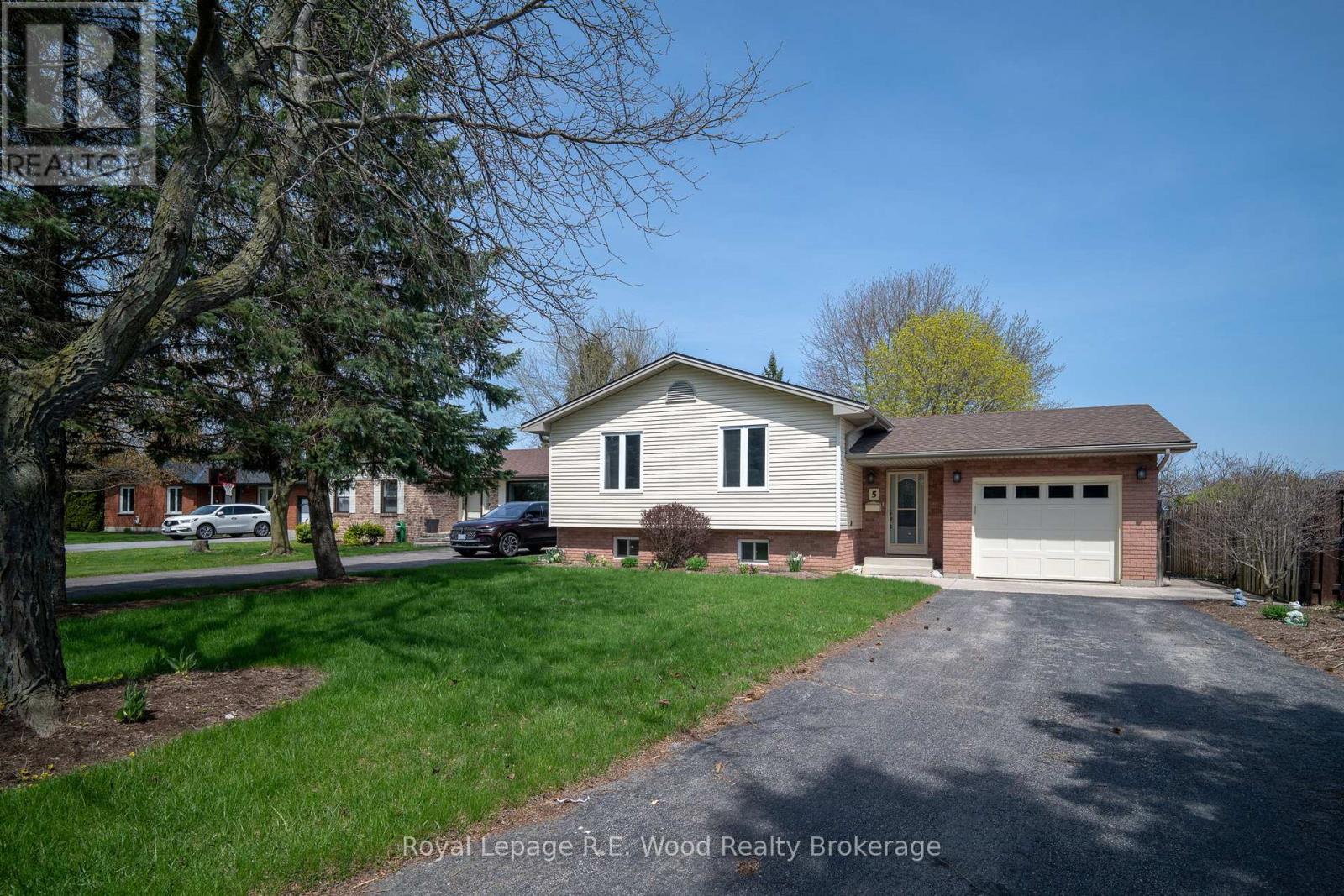 5 Kamps Crescent, Tillsonburg, Ontario  N4G 5H8 - Photo 2 - X13056330