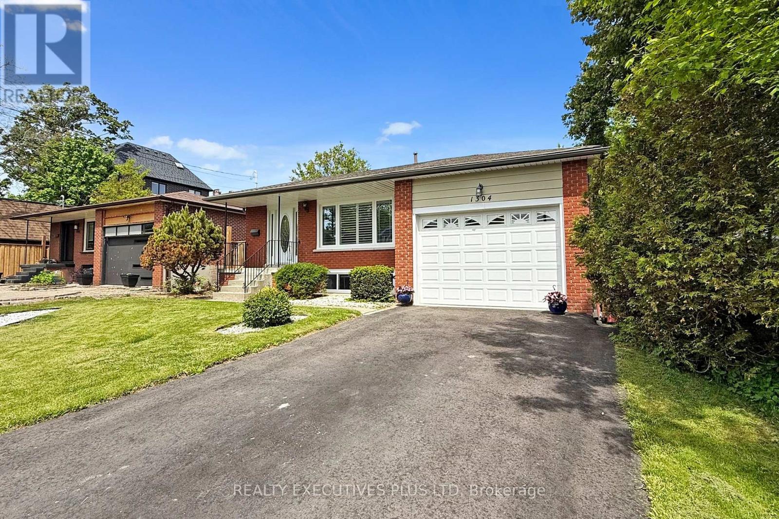 1304 Wharf Street, Pickering, Ontario  L1W 1A4 - Photo 2 - E13056254