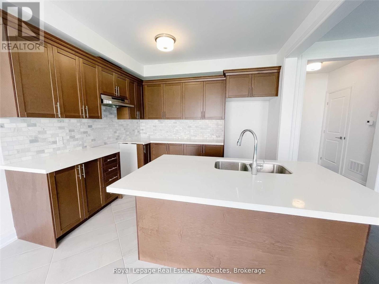 4121 Hillsborough Crescent, Oakville, Ontario  L6H 3P9 - Photo 6 - W13056340
