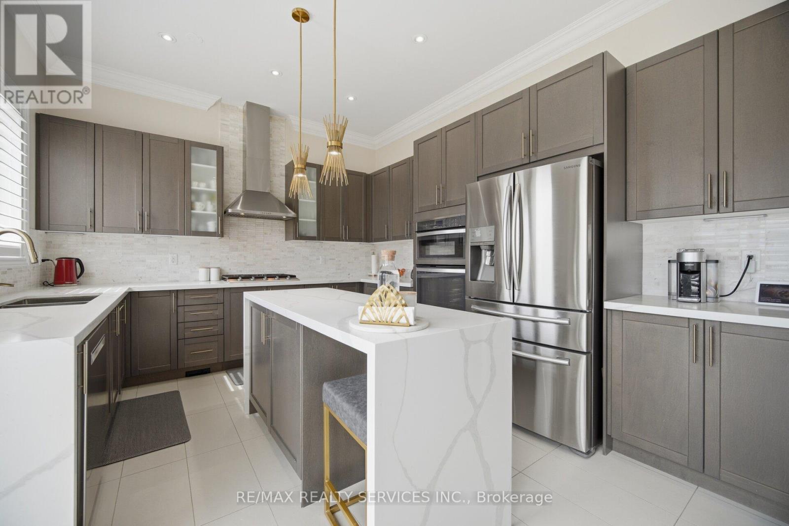 208 Bonnieglen Farm Boulevard, Caledon, Ontario  L7C 3Y3 - Photo 2 - W13056356