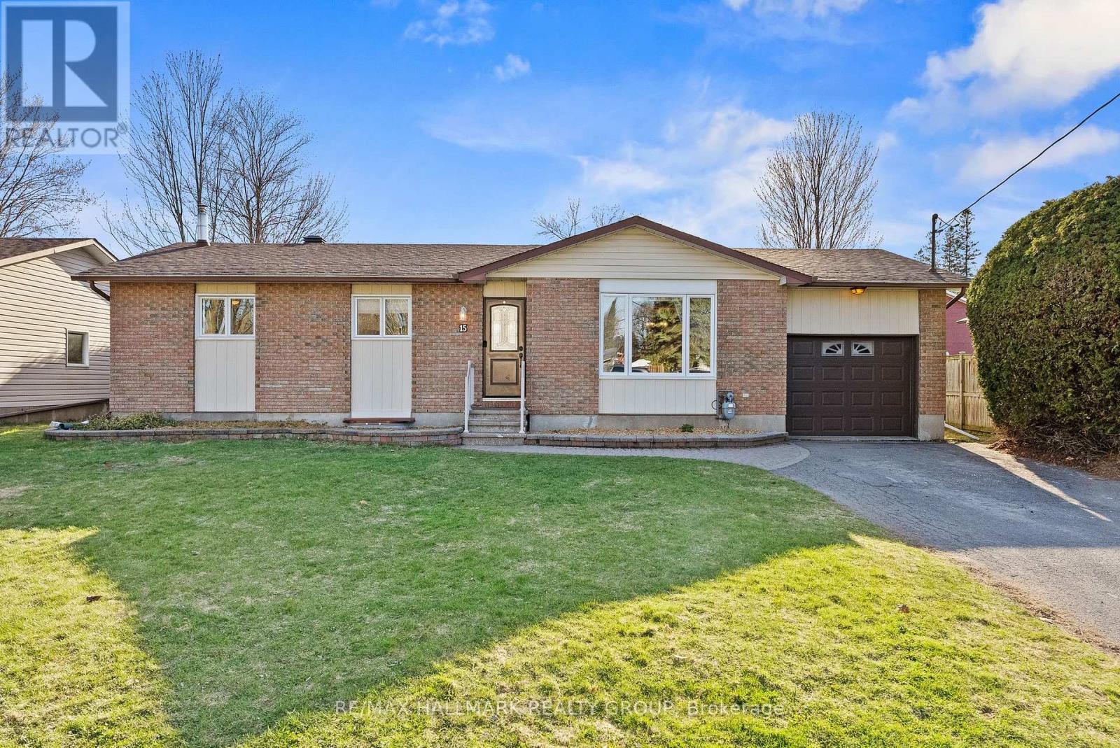 15 ELM AVENUE, Russell, Ontario