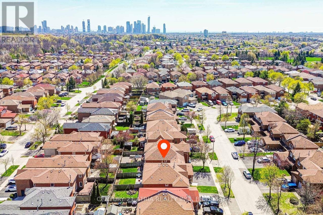 5699 Talaton Trail, Mississauga, Ontario  L5R 3N6 - Photo 3 - W13056398