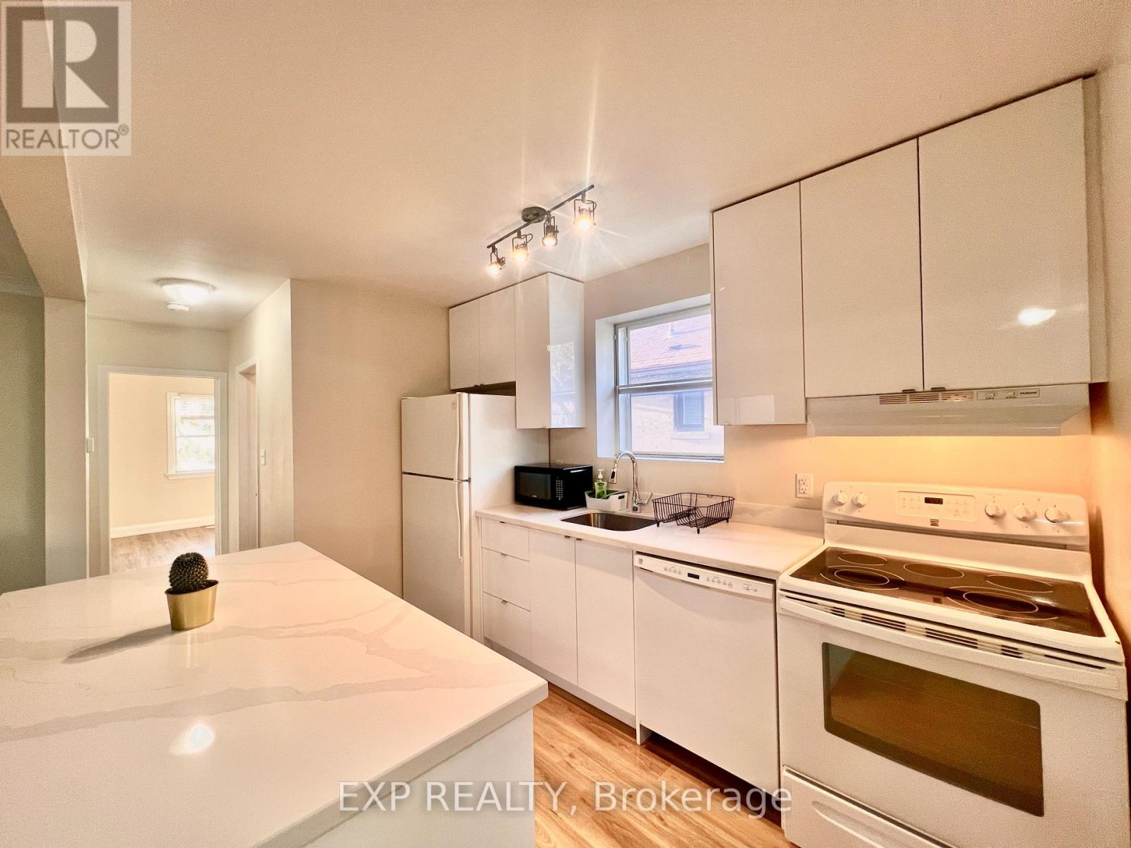 158 Hallmark Avenue, Toronto, Ontario  M8W 4K8 - Photo 2 - W13056504