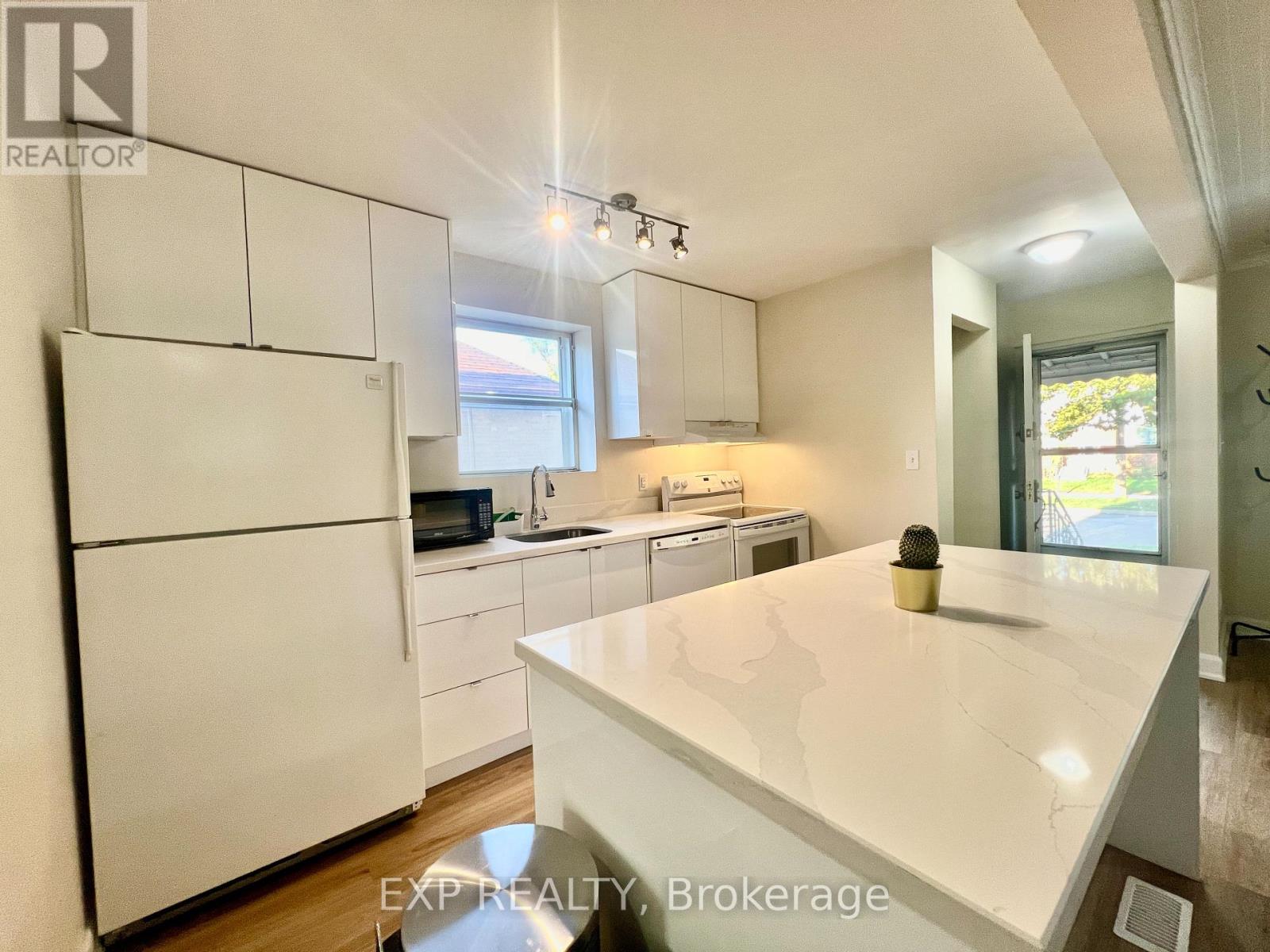 158 Hallmark Avenue, Toronto, Ontario  M8W 4K8 - Photo 3 - W13056504