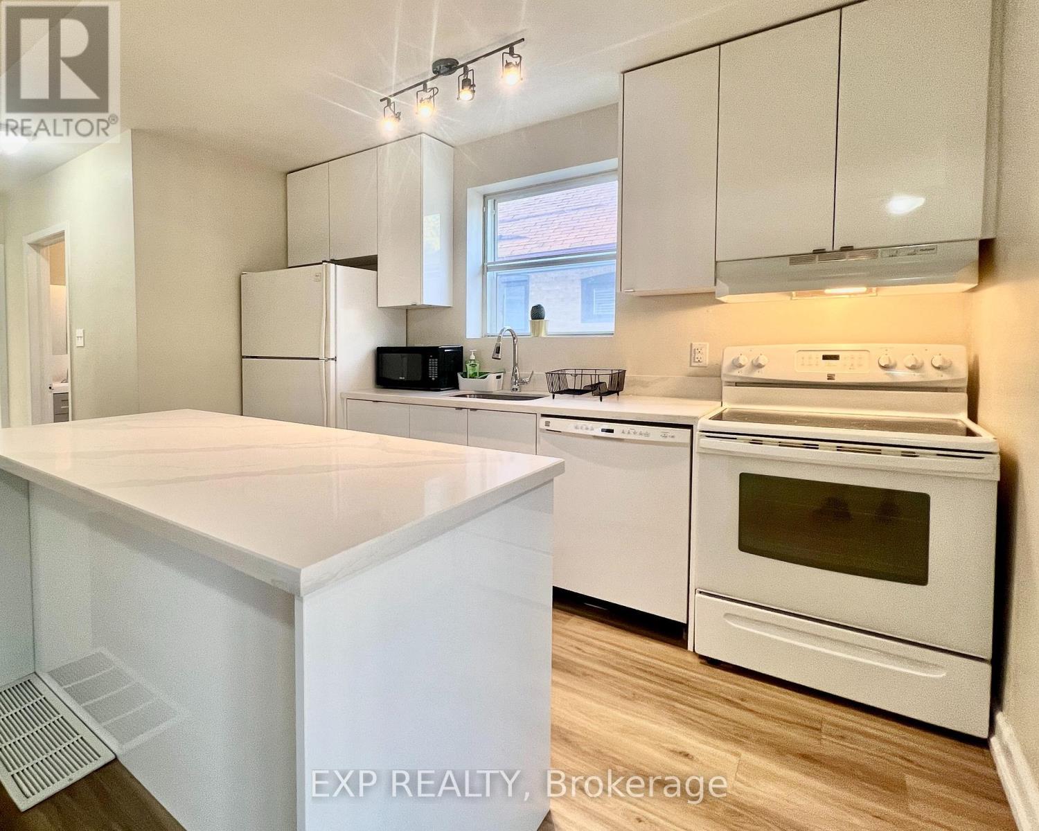 158 Hallmark Avenue, Toronto, Ontario  M8W 4K8 - Photo 5 - W13056504