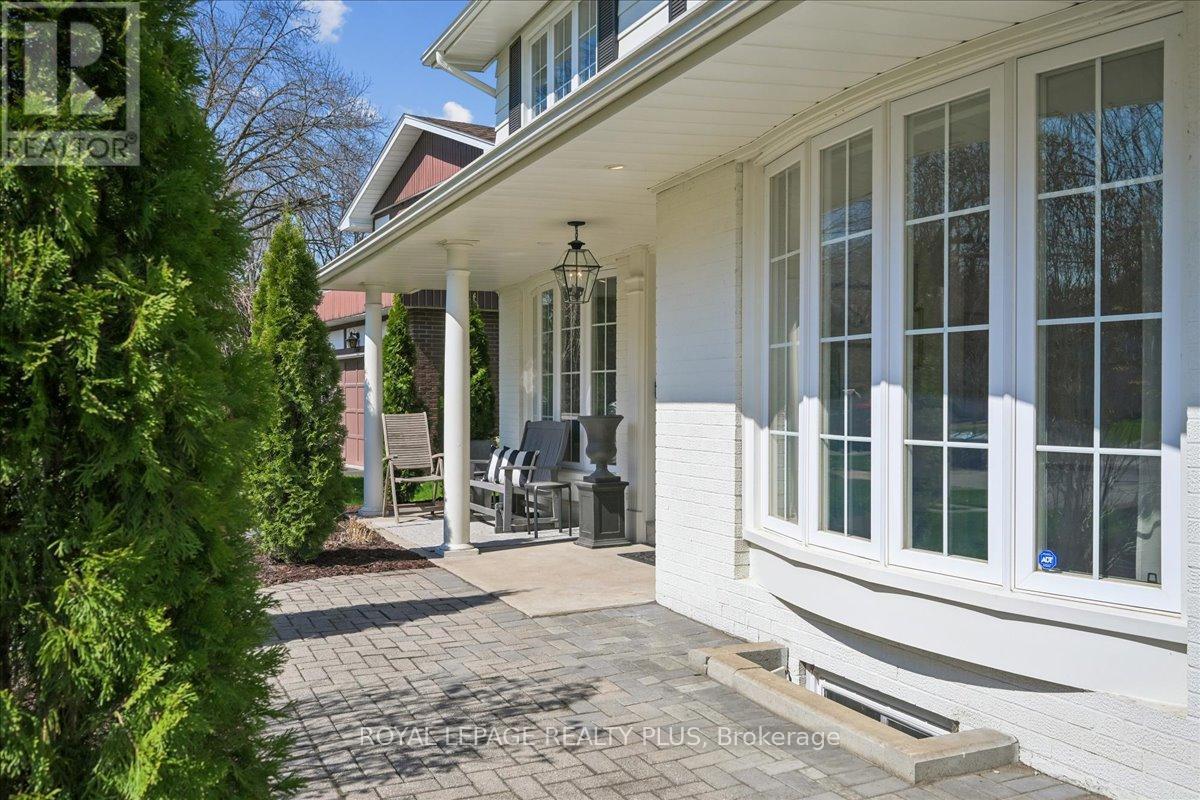 1594 Calumet Place, Mississauga, Ontario  L5J 3A9 - Photo 4 - W13056548