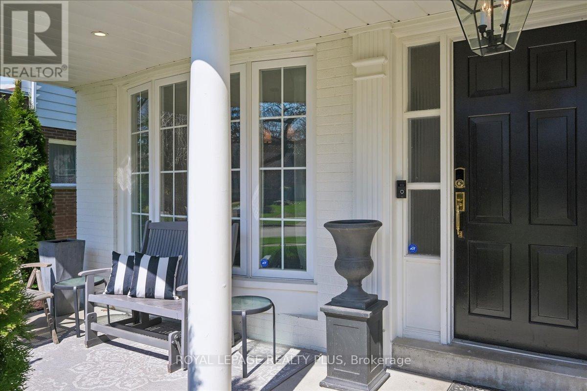 1594 Calumet Place, Mississauga, Ontario  L5J 3A9 - Photo 5 - W13056548