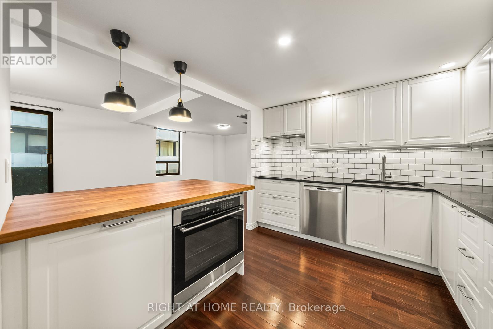 605 - 19 DUNDONALD STREET, Toronto, Ontario