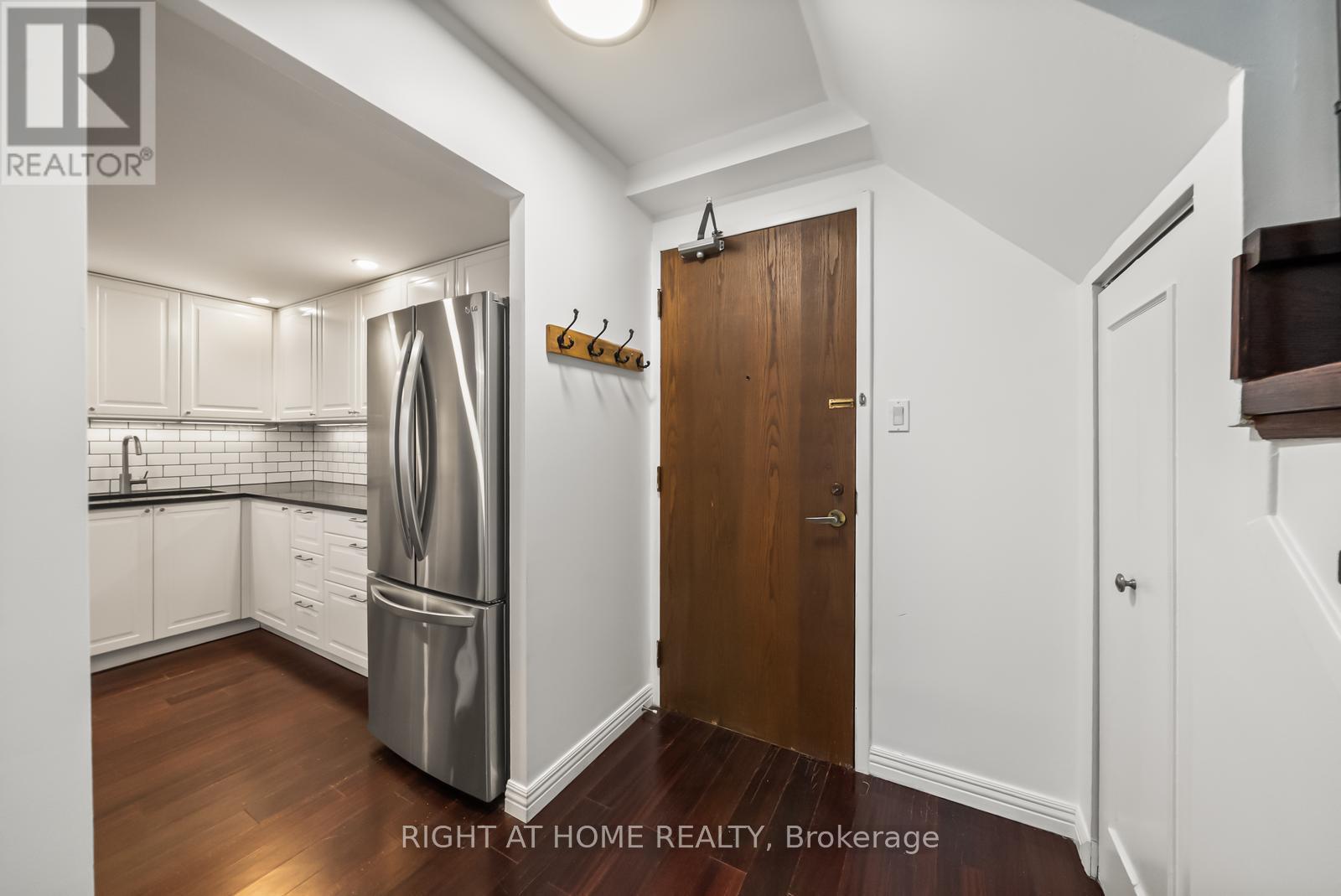 605 - 19 Dundonald Street, Toronto, Ontario  M4Y 1K3 - Photo 2 - C13056914