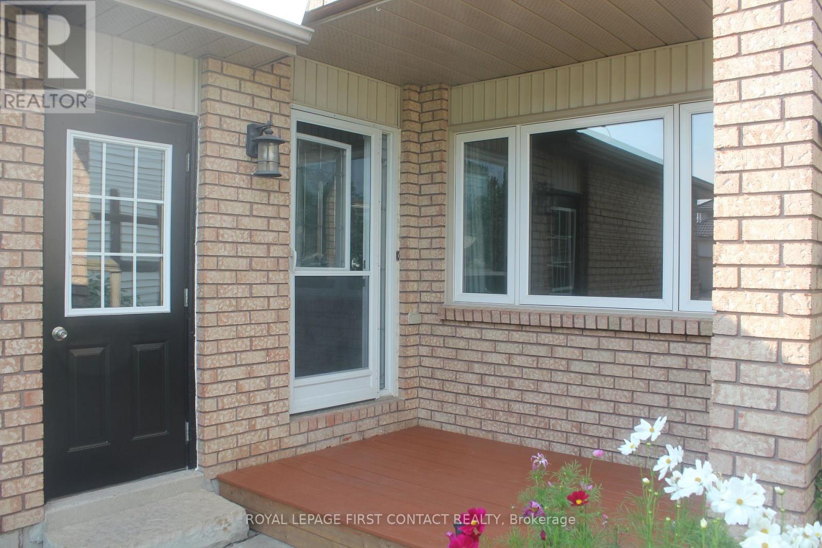 16 Rosenfeld Drive, Barrie (Grove East), Ontario  L4M 5X1 - Photo 2 - S13056874